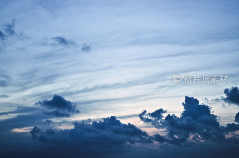 美丽的紫色cloudscape