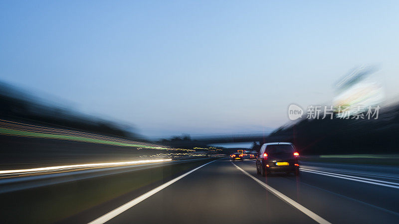 夜晚的高速公路上有淡淡的条纹