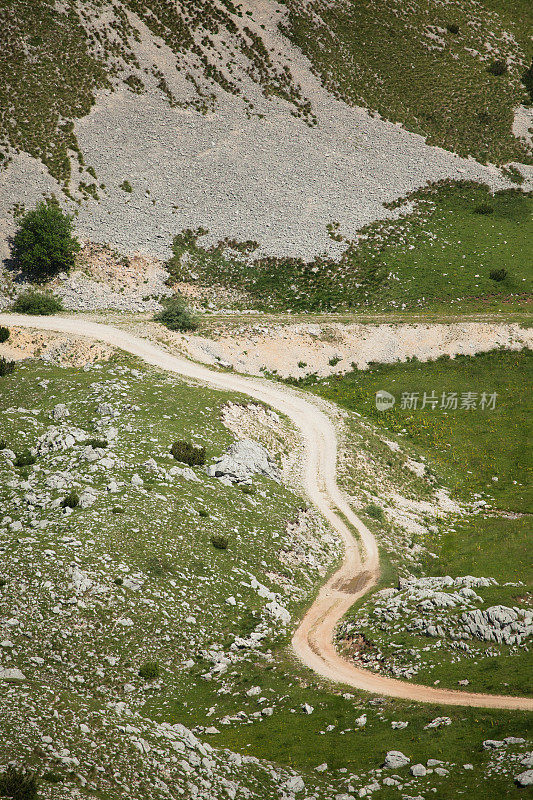 夏天高山中的乡间小路