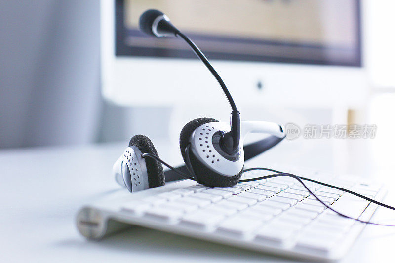 沟通支持，呼叫中心和客户服务帮助台。笔记本电脑键盘上的VOIP耳机