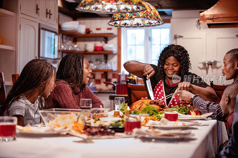 感恩节餐桌上的美国非洲裔家庭