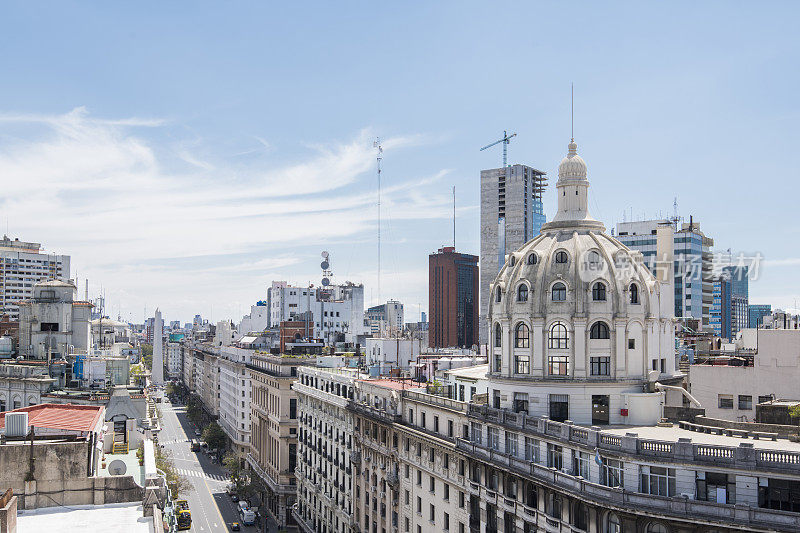 鸟瞰图罗克萨恩斯Peña大道和方尖碑在市中心布宜诺斯艾利斯，阿根廷。