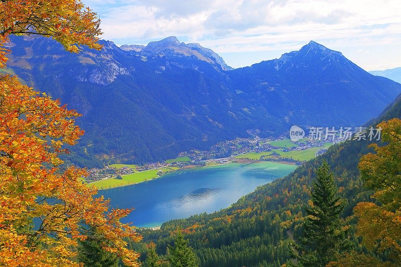 秋天，奥地利泰洛卡温德尔阿尔卑斯山上的阿钦湖和村庄