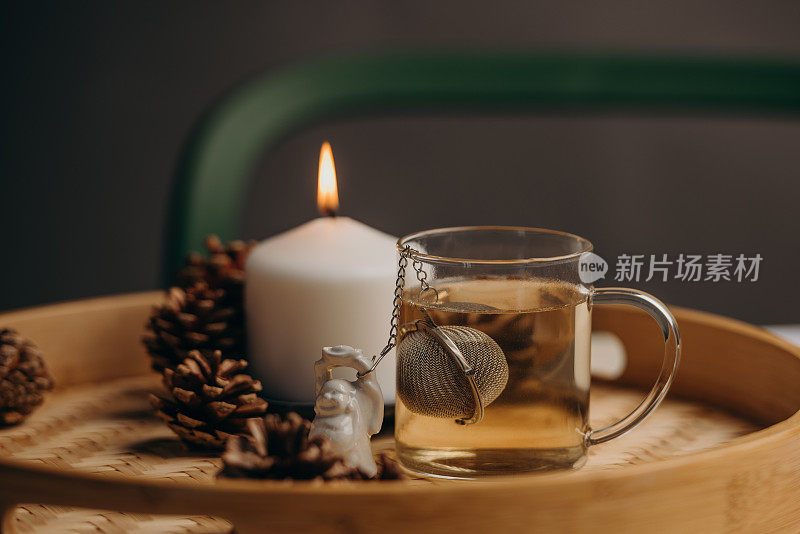 用滤网和玻璃杯盛着舒适的绿茶