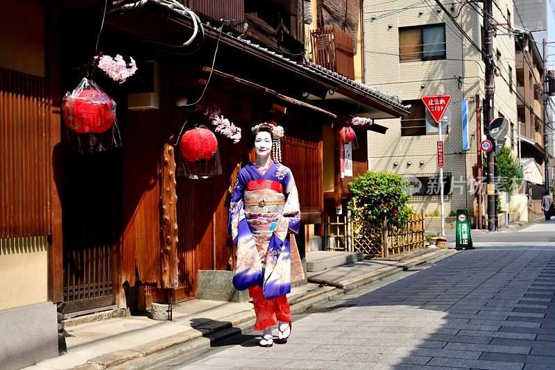 穿着舞子服装的日本女人走在京都祗园街