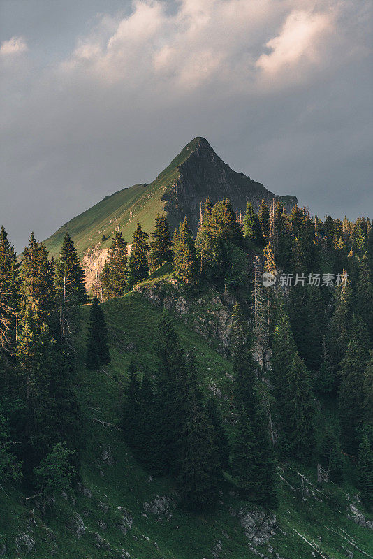 风景优美的山脉山脊在瑞士阿尔卑斯山