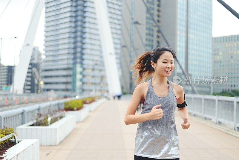 在城里奔跑的年轻女子