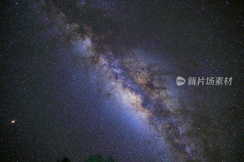 幽静的安第斯山脉上方的银河系-秘鲁夜晚的戏剧性景观