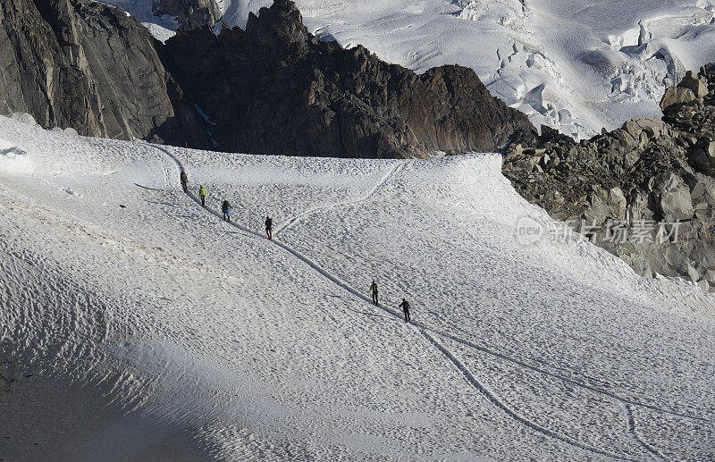 雪坡上的登山者