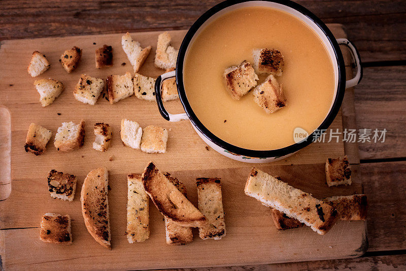 家常菜，南瓜汤配面包丁，特写