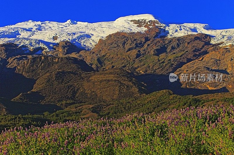 卡帕山脉位于布兰卡山脉，安第斯山脉白雪皑皑