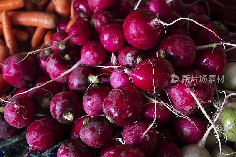 新鲜蔬菜在农贸市场出售