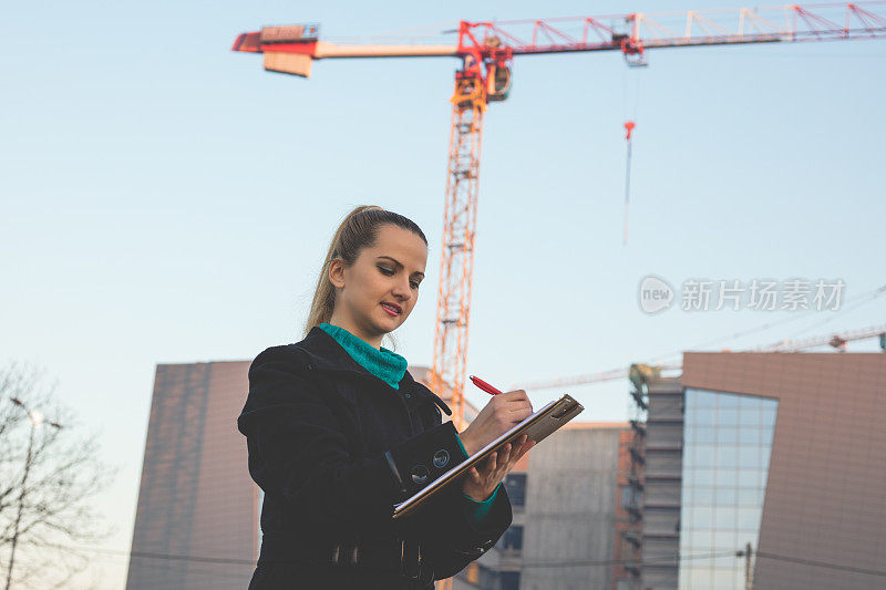 女建筑师规划施工