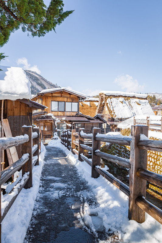 白川村有白雪和大桥，是日本冬季最适合旅游的地方