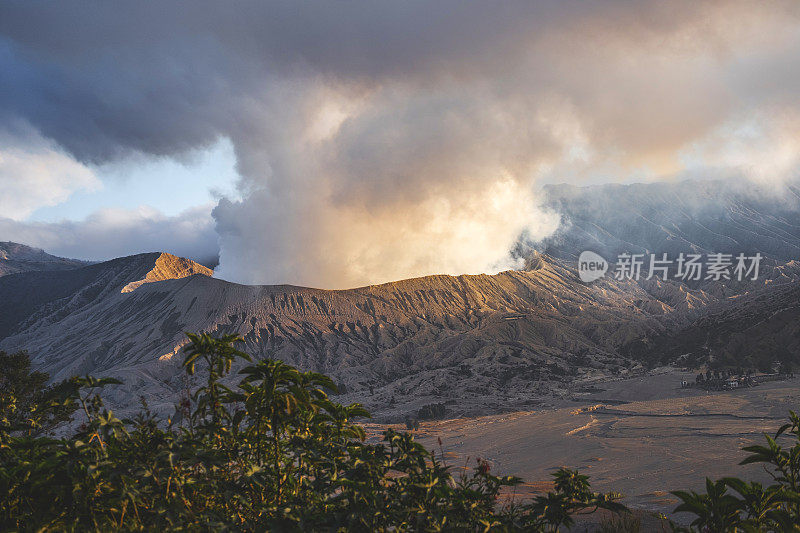 印度尼西亚东爪哇的布罗莫火山上的日落