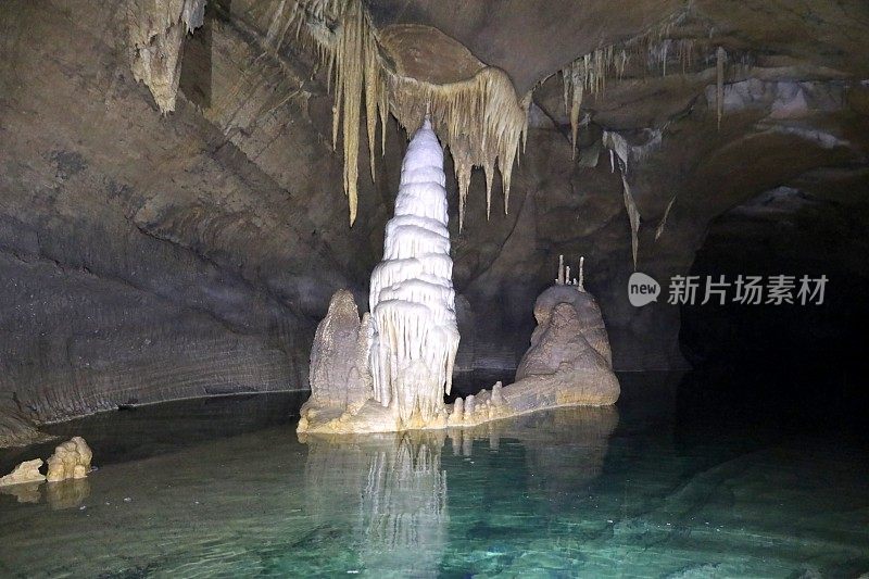 在一个有地下湖的Križna洞穴里