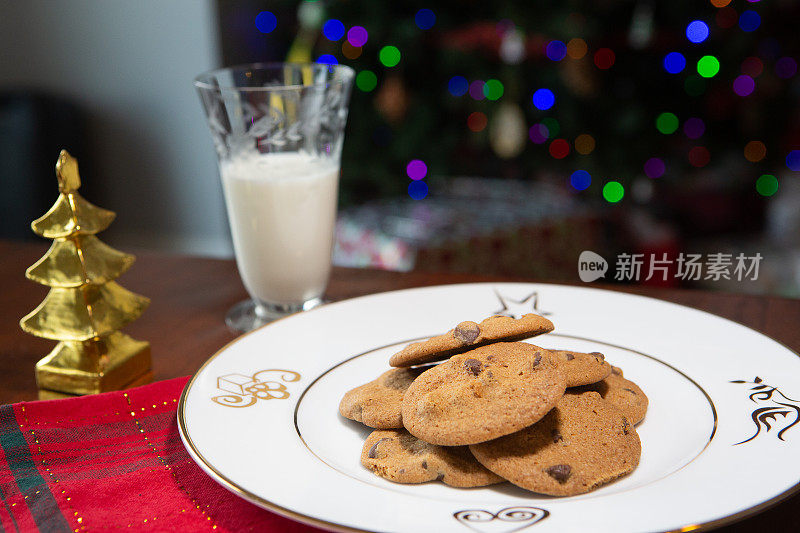 新鲜烘焙的巧克力饼干配上节日装饰