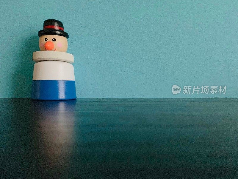 蓝色背景上的木制雪人