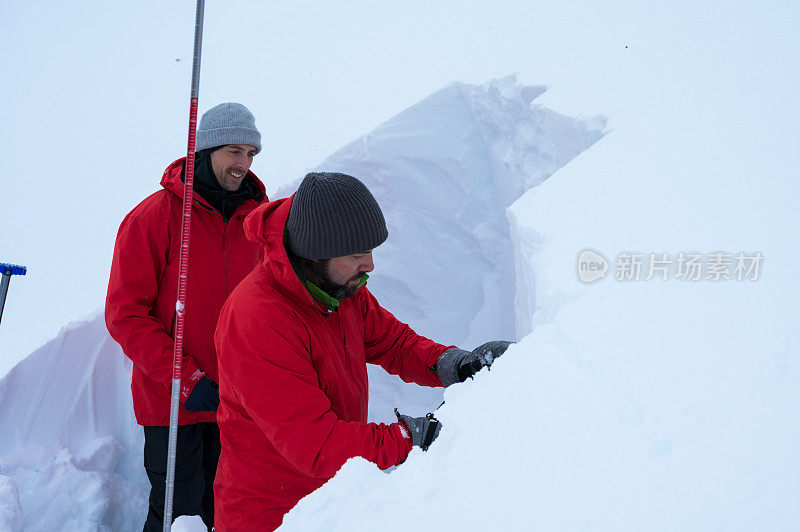 挖一个雪坑来测试稳定性