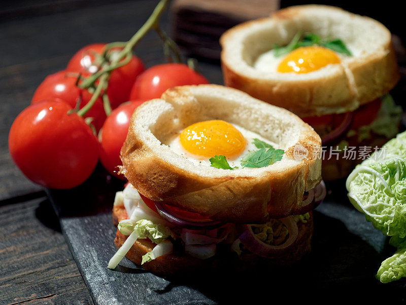 用鸡蛋和蔬菜做热三明治