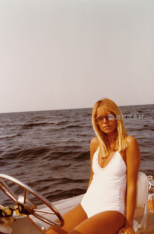 1970年，年轻女子穿着泳衣在小艇上