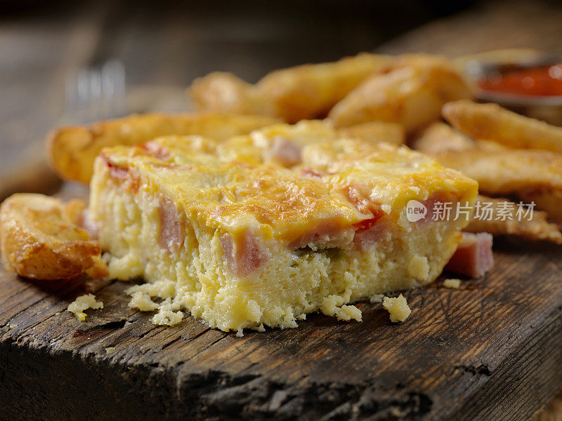 西式煎蛋饼配家常薯条，火腿，辣椒和切达干酪