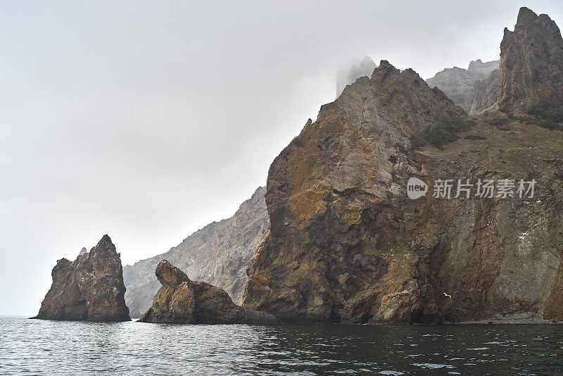 落基山脉海岸，卡拉达火山，多云的天空，大雾，克里米亚