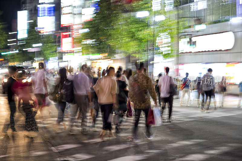 大群人在东京的黄昏穿过马路，日本