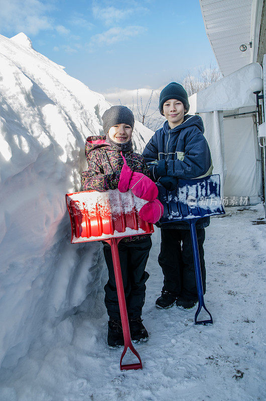 孩子们在铲雪后休息