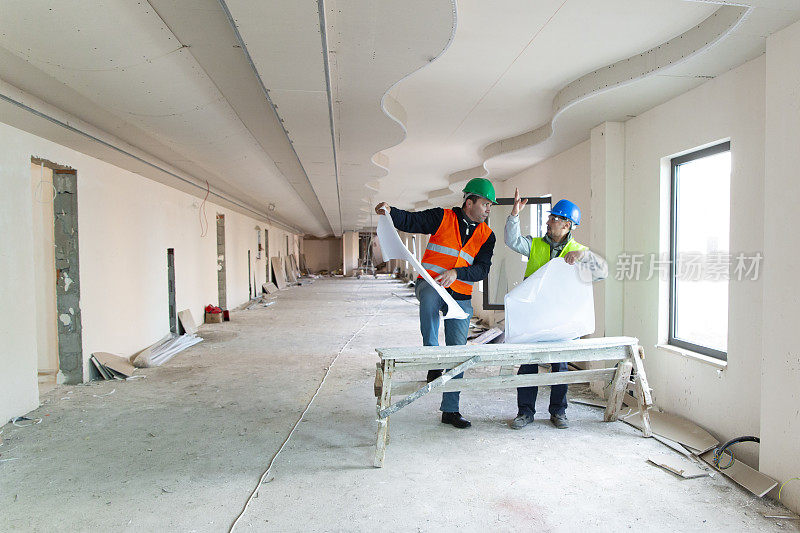 建筑工人，用石膏板或石膏板做墙