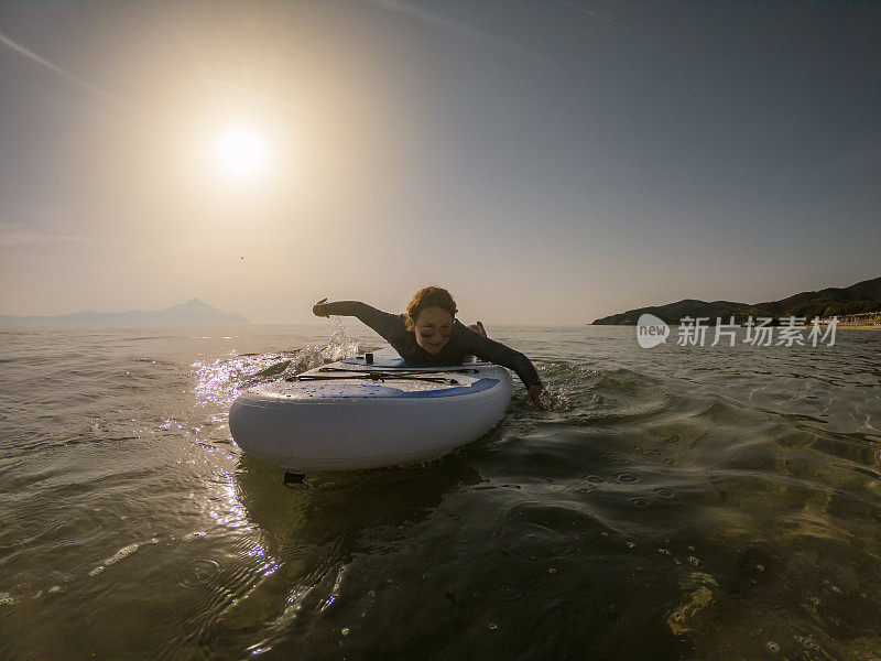 冲浪板上活跃的冲浪女孩