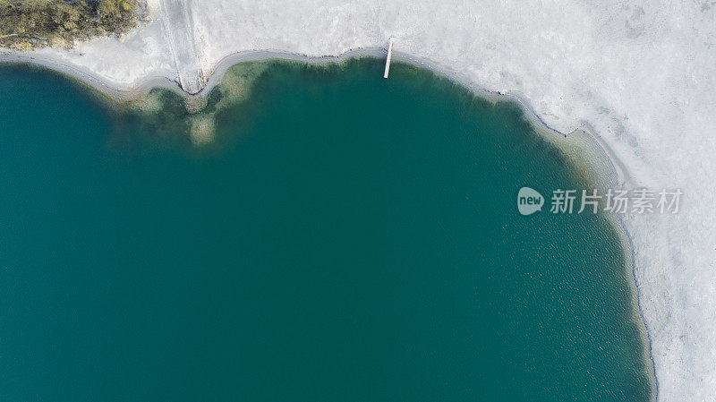 摘要湖岸，废弃砾石坑鸟瞰图