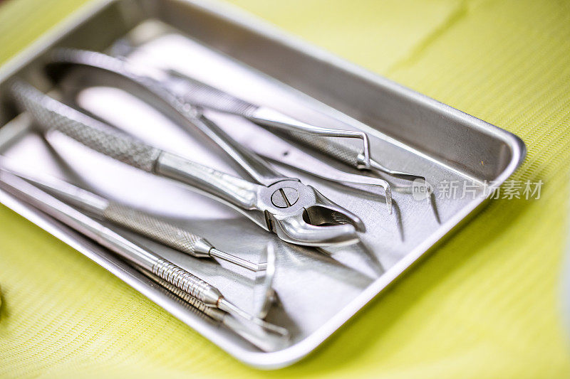 消毒过的牙科器械放在医疗盘上，供牙医使用