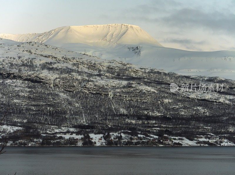 黎明时分的林根阿尔卑斯雪峰