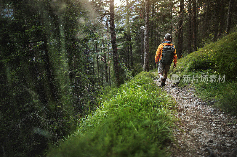 老人在山林中徒步旅行