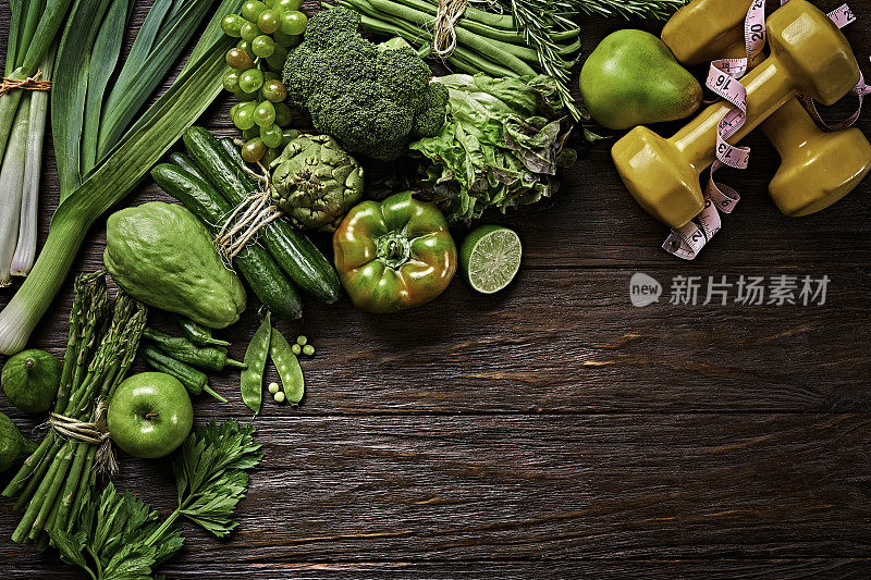 桌面顶视图背景的变化绿色蔬菜在一个木制的质朴的桌子