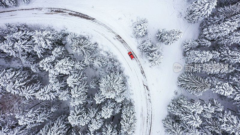 汽车行驶在冬天的乡村道路上