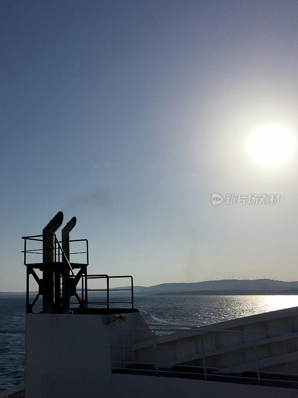 渡船排气与太阳和天空的背景