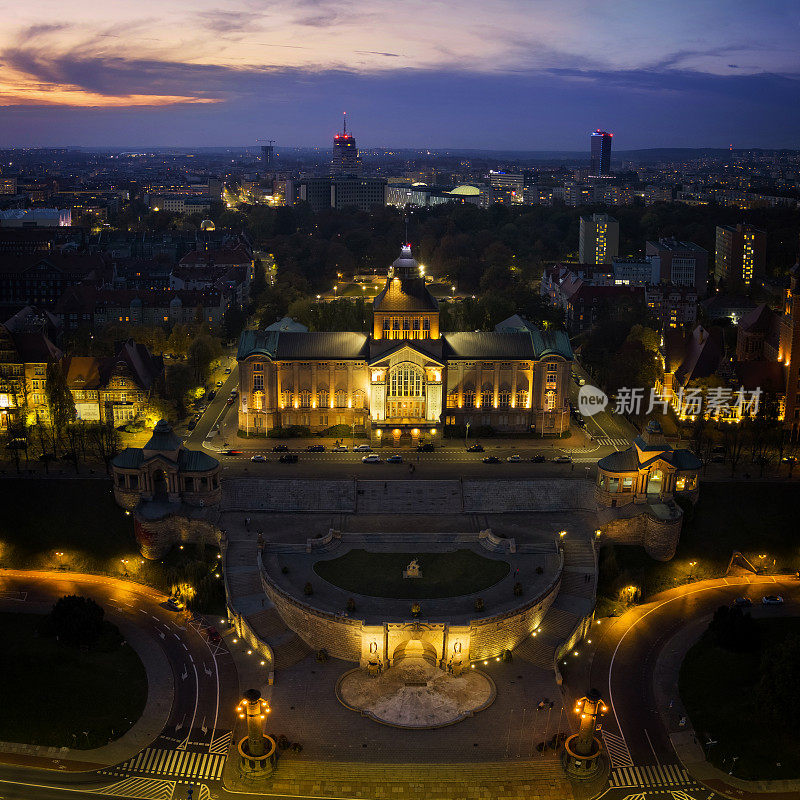 在波兰什切青的哈肯露台上的纪念性建筑的夜景鸟瞰图