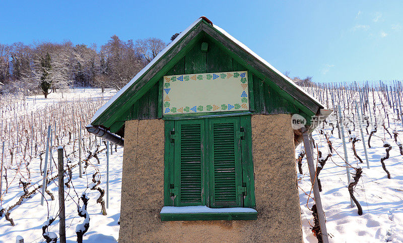 冬天葡萄园前的木屋