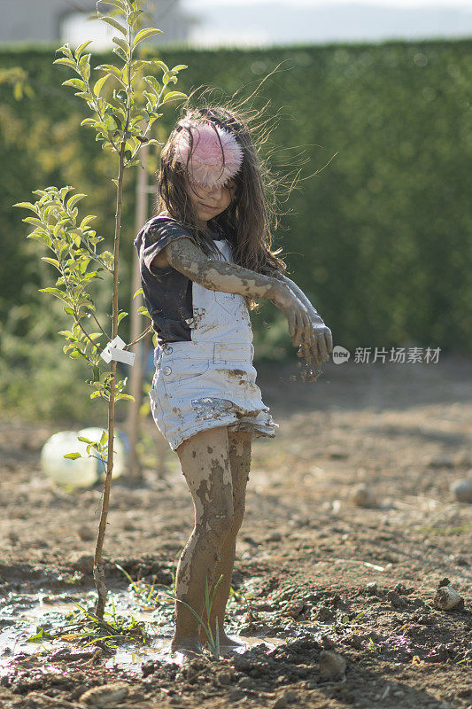 小女孩在玩泥巴