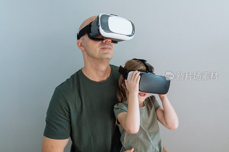 成熟的男人和女儿使用VR耳机