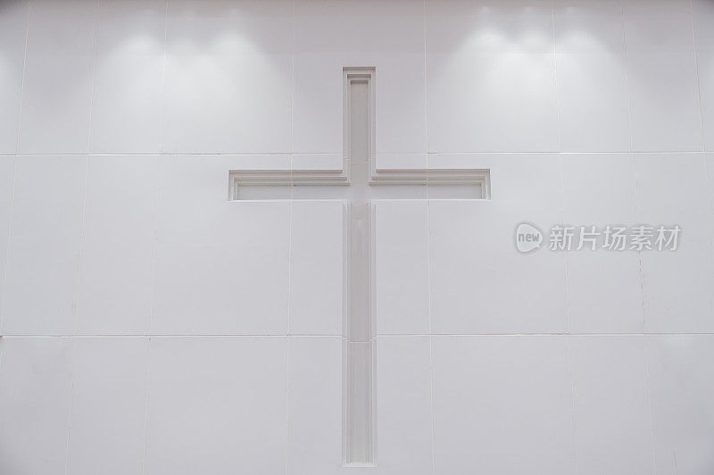 教堂白墙上的十字架