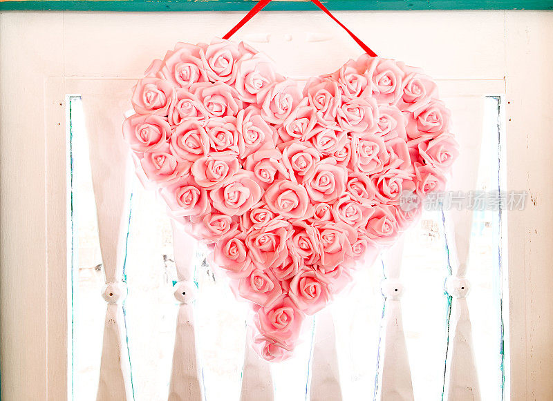 情人节:复古门上的粉色玫瑰心形花环