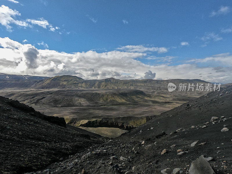 美丽的冰岛全景风景，绿色和黑色的火山Landmannalaugar山，在著名的laugavgur徒步旅行路线。