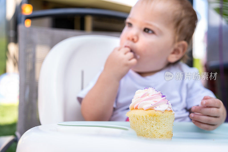 小女孩庆祝她的一周年纪念日。