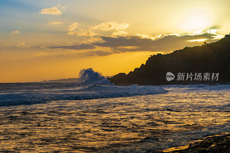 日落时的巨浪，格兰德安斯海滩