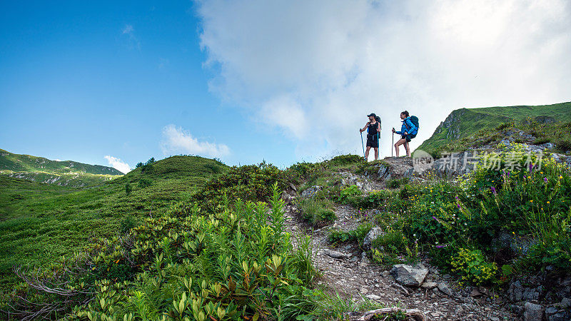 几个徒步旅行者在山上