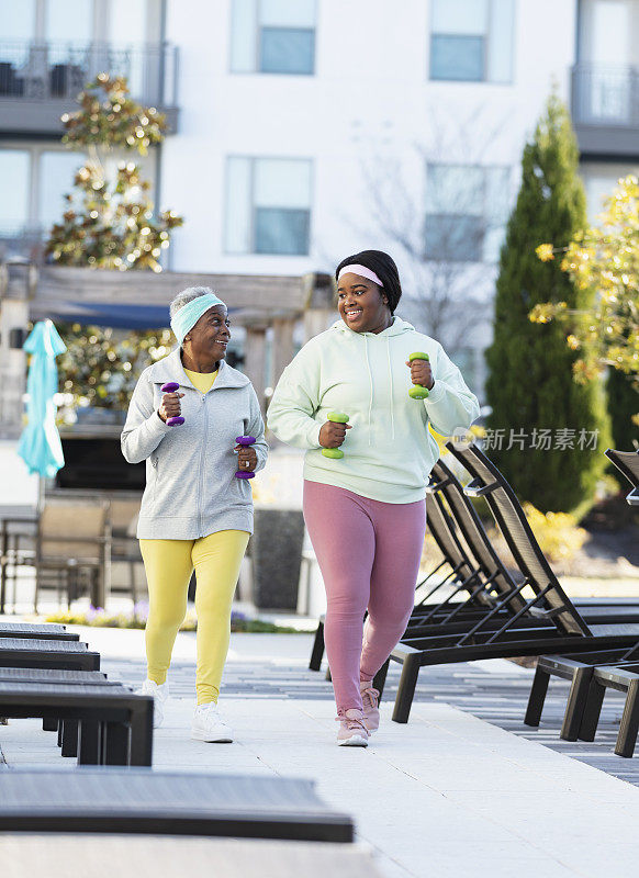 两名非裔美国女性在户外强力行走