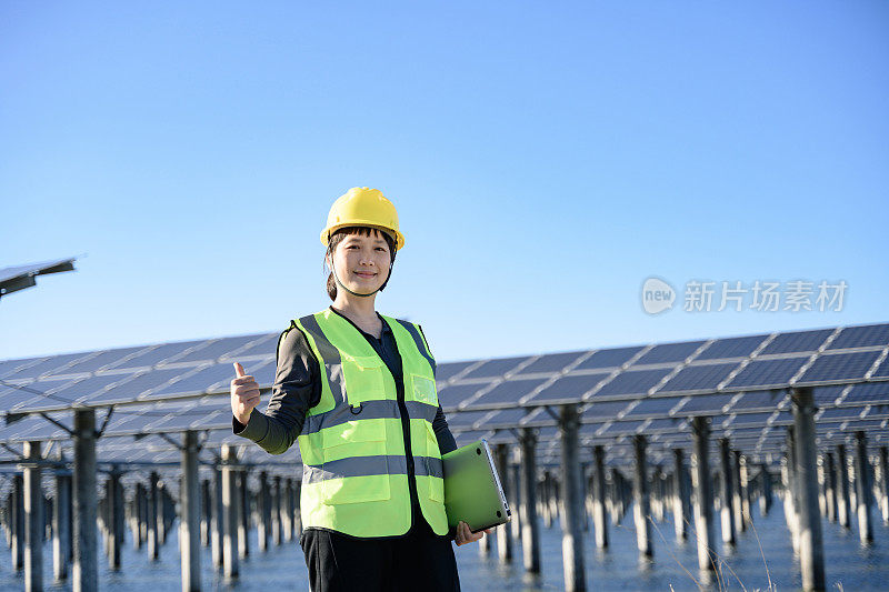 一位女工程师正在研究太阳能发电。